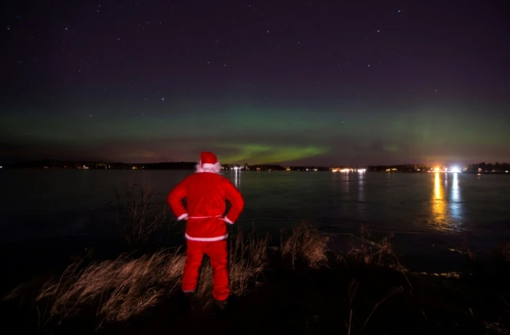 Un homme costumé en père Noël à Vaasa (Finlande) by le 23 décembre 2016