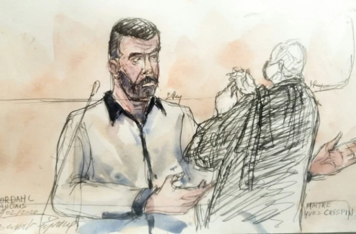 Croquis d'audience réalisé le 7 février 2022 montrant Nordahl Lelandais (G) et Me Yves Crespin devant la cour d'assises de l'Isère à Grenoble