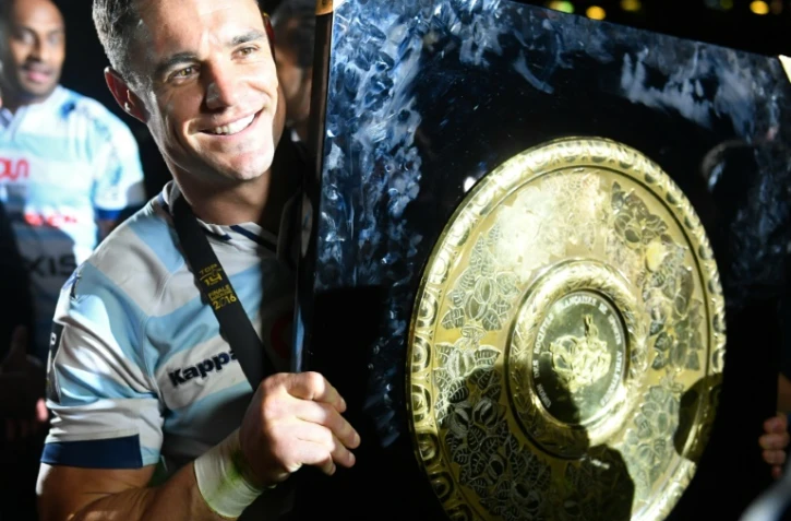 Le Néo-Zélandais Dan Carter brandit le "Bouclier de Brennus" après la victoire du Racing 92 en finale du Top 14 face à Toulon au Camp Nou, le 24 juin 2016