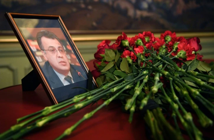 Des fleurs déposées en hommage à l'ambassadeur russe assassiné à Ankara, Andreï Karlov, au ministère des Affaires étrangères à Moscou, le 20 novembre 2016