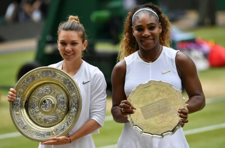 La Roumaine Simona Halep (g) remporte la finale Wimbledon en battant l'Américaine Serena Williams le 13 juillet 2019