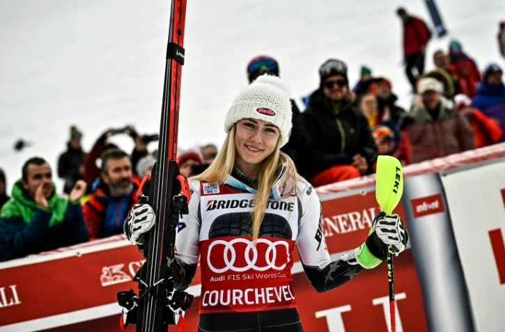 L'Américaine Mikaela Shiffrin pose dans l'aire d'arrivée après avoir remporté le slalom de Couchevel, le 22 décembre 2018