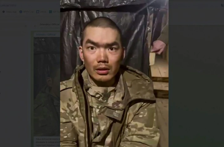 Image d'un homme présenté comme un Chinois capturé alors qu'il combattait au sein des forces russes, extraite d'une video publiée le 8 avril 2025 par la présidence ukrainienne
