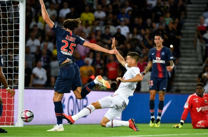 Le milieu de terrain du Paris SG Adrien Rabiot (g) inscrit un but lors de la victoire face à Caen au Parc des Princes en 1re journée de L1 le 12 août 2018