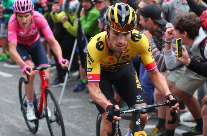 Le Slovène Primoz Roglic (D) attaque le leader du Giro Geraint Thomas (G) dans le dernier kilomètre de la 19e étape du Tour d'Italie, le 26 mai 2023 à Tre Cime di Lavaredo