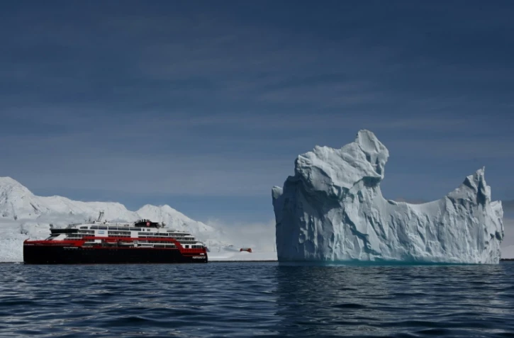 Le bateau de croisière Roald Amundsen passe à côté d'un iceberg, près de l'île de Half Moon, en Antarctique, le 9 novembre 2019