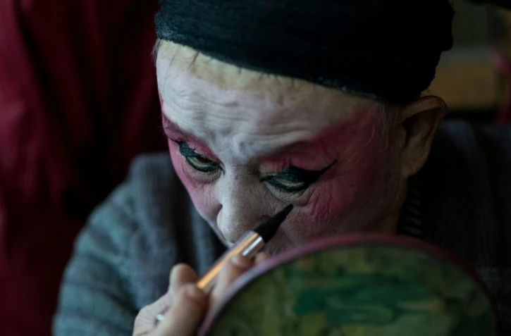 He Zhengcai, directeur de la troupe "Lanterne de Fleurs", se prépare pour un spectacle à Kunming, le 7 janvier 2016