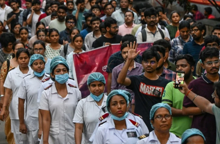 Médecins et étudiants participent le 15 août à Calcutta, en Inde, à une marche silencieuse en hommage à leur collègue tuée