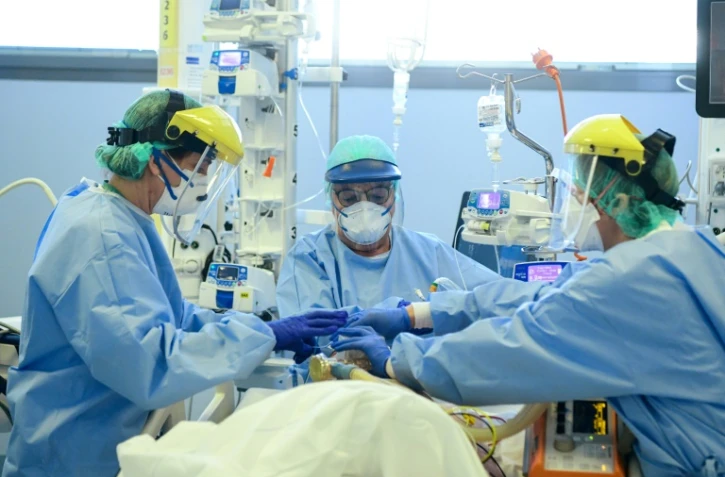 Intervention de soignants de l'hôpital Papa Giovanni XXIII auprès d'un malade atteint par le nouveau coronavirus, le 3 avril à Bergame