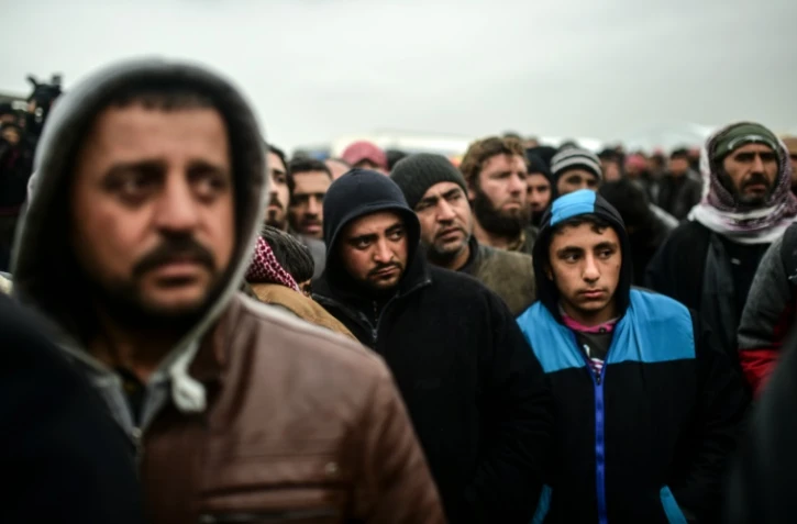 Des réfugiés syriens, qui ont fui l'assaut contre la ville d'Alep, attendent à Bab-al Salam de pouvoir entrer en Turquie dont la frontière est toujours fermée, le 6 février 2016