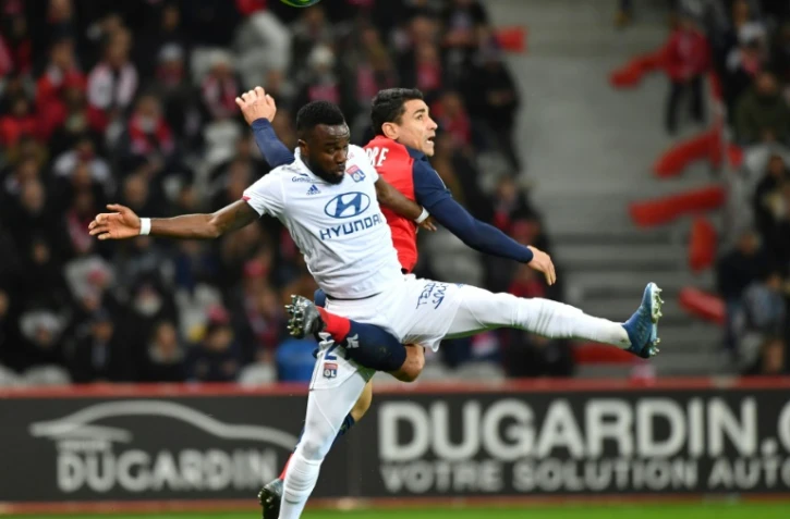 L'attaquant ivoirien de Lyon Maxwell Cornet (en blanc) contre Lyon en Ligue 1 le 8 mars 2020 au stade Pierre-Mauroy Ă Villeneuve-d'Ascq