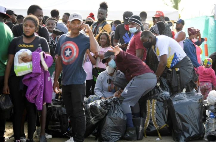 Des migrants haïtiens attendent de pouvoir rejoindre la zone frontalière avec le Panama, le 23 septembre 2021 à Necocli, en Colombie