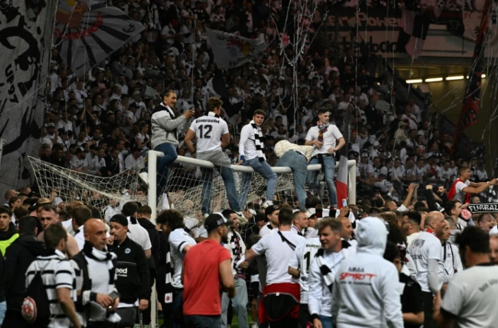 Les supporters de l'Eintracht en liesse à Francfort le 5 mai 2022 après la qualification de leur équipe pour la finale de la Ligue Europa 