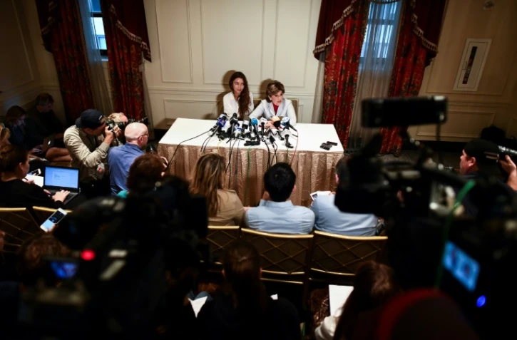 Mimi Haleyi et son avocate Gloria Allred lors d'une conférence de presse à New York le 24 octobre 2017 à New York