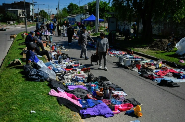 Un marché de rue à Villa Fiorito, dans la banlieue de Buenos Aires, le 19 octobre 2025 en Argentine