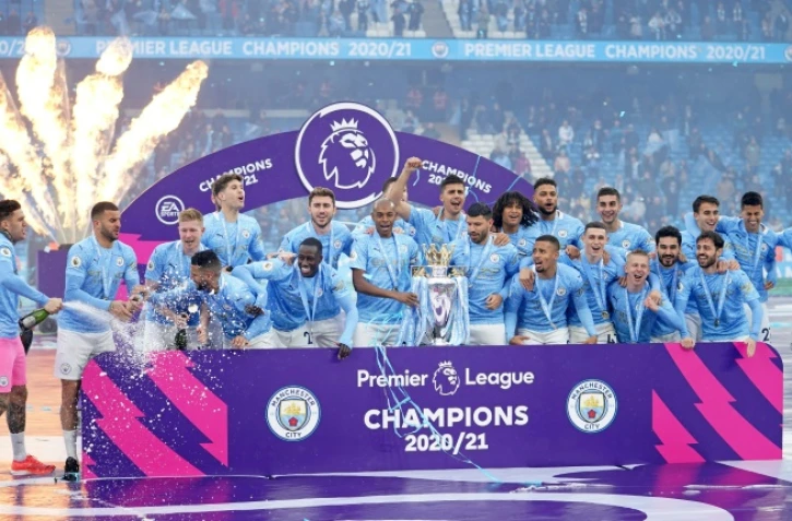 Les joueurs de Manchester City fêtent leur titre de champions d'Angleterre, après leur match de Premier League à domicile contre Everton, le 23 mai 2021 à l'Etihad Stadium