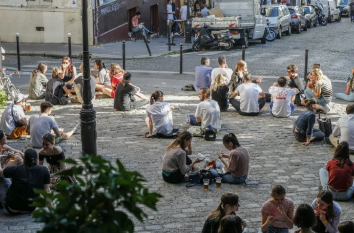 Assis sur les pavés parisiens pour boire un verre, le 29 mai 2020