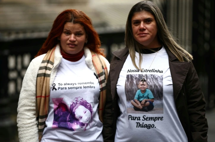 Pamela Fernandes et Gelvana Rodrigues, mères d'Emanuelle et de Thiago qui ont été tués dans la catastrophe du barrage de Mariana (Br (Brésile), arrivent au bâtiment Rolls de la Haute Cour à Londres le 13 mars 2025