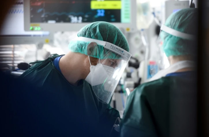 Des soignants prennent en charge un patient atteint du Covid Ă Essen, en Allemagne le 22 mars 2021