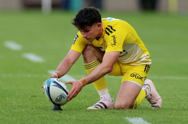 Le demi de mêlée français de La Rochelle Hugo Reus se prépare à botter une pénalité lors du match de Top 14 contre Montpellier, à Montpellier, le 13 mai 2023
