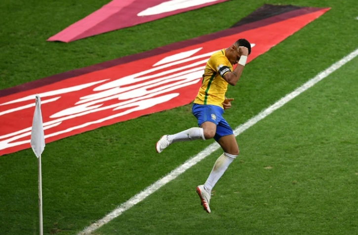 L'attaquant brésilien Neymar saute de joie après avoir inscrit le 2e des 3 buts face à l'Argentine en qualif pour le Mondial-2018, le 10 novembre 2016 à Belo Horizonte
