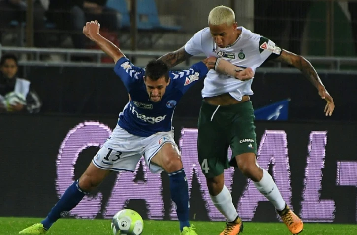L'attaquant de Strasbourg, Jeremy Blayac (à g.) et le défenseur de Saint-Etienne, Léo Lacroix (à dr.) pendant le match de Coupe de la Ligue, le 25 octobre 2017 au stade de la Meinau à Strasbourg