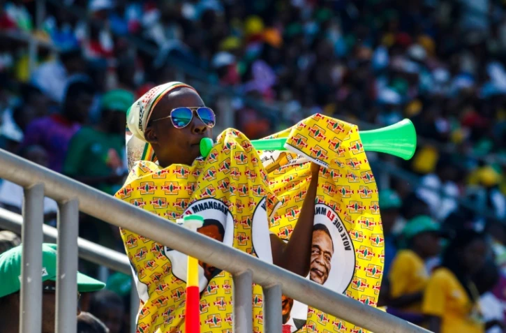 Un homme souffle dans son vuvuzela lors de la cérémonie d'investiture du président zimbawéen Emmerson Mnangagwa, le 26 août 2018 à Harare
