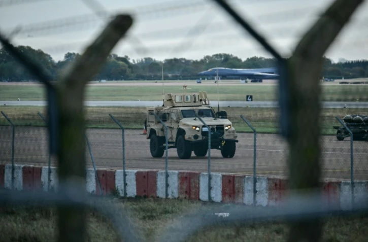 Un véhicule blindé patrouille dans la base militaire américaine RAF Fairford, dans le sud-ouest de l'Angleterre, le 28 septembre 2026