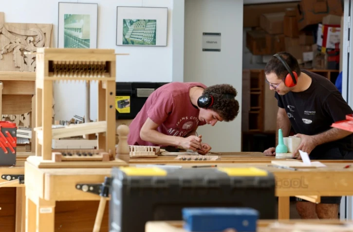 Des apprentis travaillent sur la maquette d'un orgue au Centre de formation de la facture d'orgue Ă Eschau, dans l'est de la France, le 5 septembre 2023