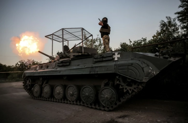 Des soldats ukrainiens de la 24ème brigade mécanisée tirent en direction des positions russes, dans la région ukrainienne de Donetsk le 17 août 2024