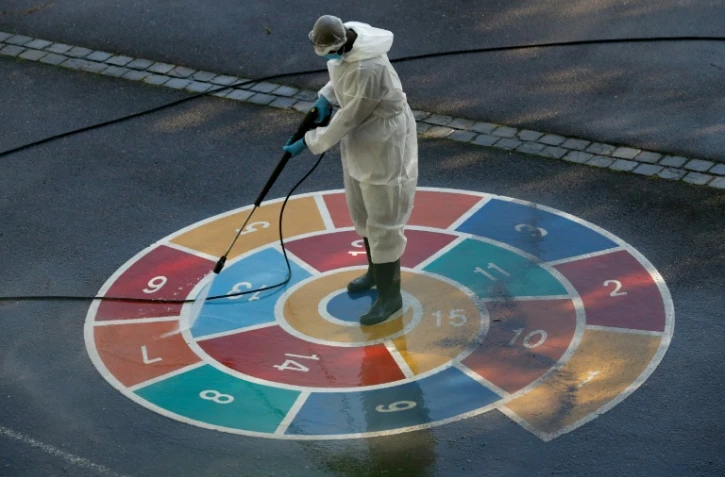 Un agent de nettoyage dans la cour de récréation d'une école à Paris, le 7 mai 2020