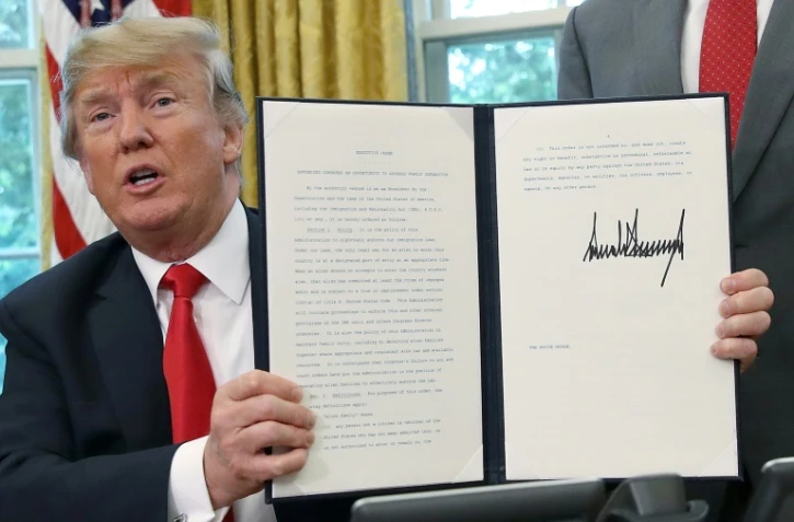 Le président américain Donald Trump signe le 20 juin 2018 un décret mettant fin à la séparation des familles de migrants, à la Maison Blanche à Washington