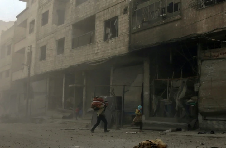 Des habitants fuient les bombardements à Hamouria dans la Ghouta orientale, le 6 mars 2018