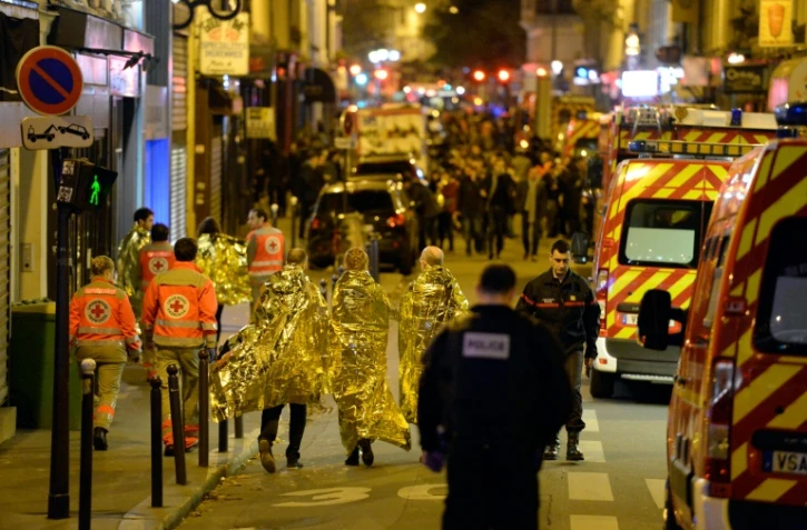 Evacuation par la rue Oberkampf des victimes du Bataclan le 14 novembre 2015 à Paris 