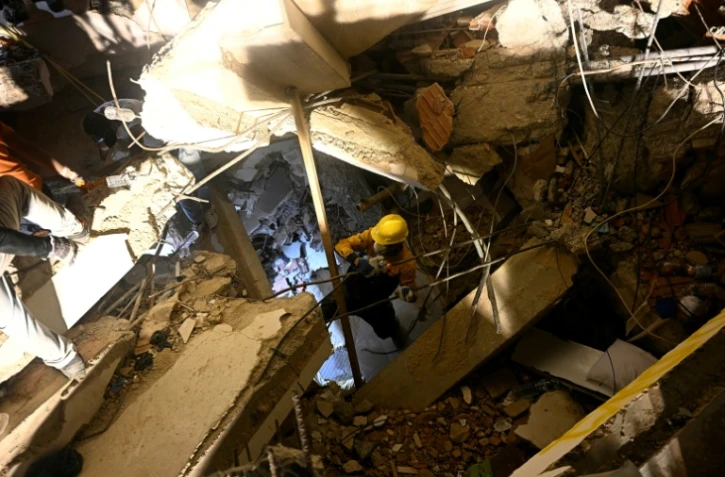 Une personne recherche un proche décédé parmi les décombres d'un immeuble effondré dans le quartier de Los Corales, à Caraballeda, dans l'Etat de La Guaira, au Venezuela, le 1er juillet 2026