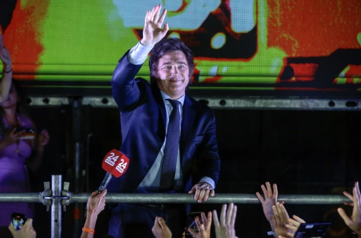 L’économiste ultralibéral Javier Milei (g), vainqueur de la présidentielle en Argentine, salue ses partisans, le 19 novembre 2023 à Buenos Aires