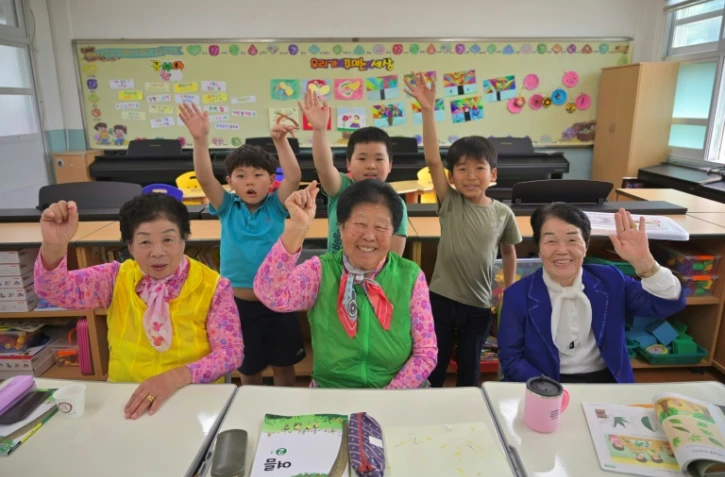 Des octogénaires posent avec leurs camarades dans une salle de classe à Suncheon, 320 km au sud de Seoul, le 15 mai 2019