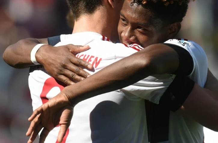 Le défenseur autrichien du Bayern David Alaba félicite son coéquipier Robert Lewandowski après un but face à Ingolstadt le 7 mai 2016.