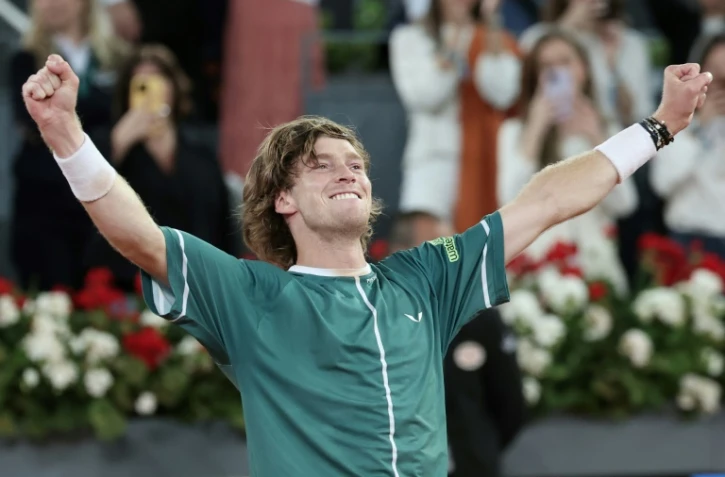 Le Russe Andrey Rublev célèbre sa victoire en finale du tournoi ATP MAsters 1000 de Madrid face au Canadien Felix Auger-Aliassime le 5 mai 2024
