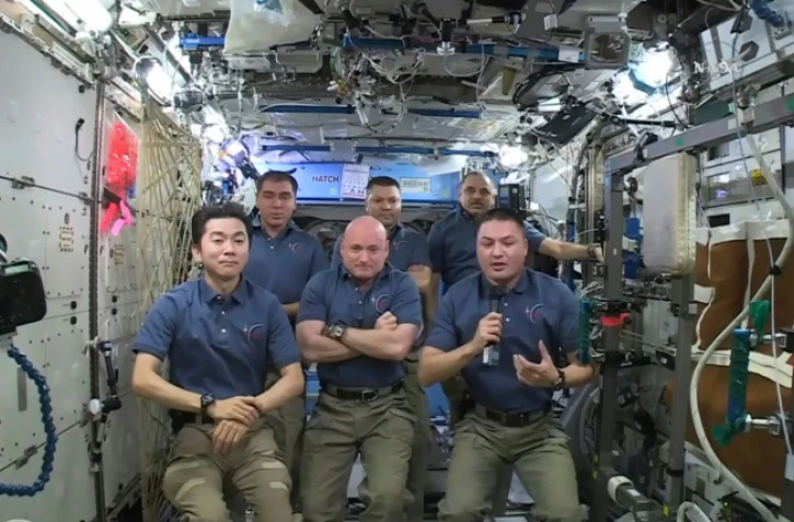 L'équipe actuellement à bord de la Station spatiale internationale fête les quinze ans de présence humaine à bord du laboratoire orbital, le 2 novembre 2015