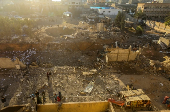 Des Palestiniens observent les dégâts occasionnés dans une installation du Hamas visé par un raid israélien à Gaza, le 9 décembre 2017