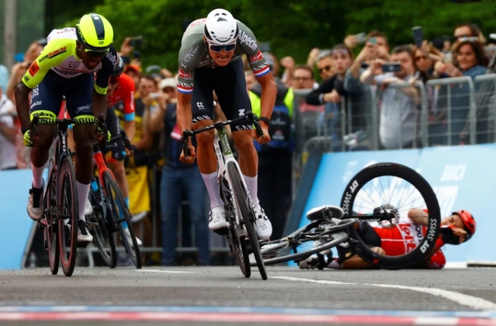 Biniam Girmay (à gauche) à la lutte avec Mathieu van der Poel lors de l'arrivée au sprint de la première étape du Giro, le 6 mai 2022 à Visegrad, en Hongrie. L'Erythréen prendra la deuxième place derrière le Néerlandais