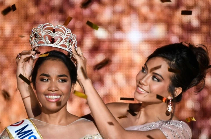 Clémence Botino, Miss Guadeloupe, élue Miss France 2020, est couronnée par Vaimalama Chaves (d), Miss France 2019, le 14 décembre 2019 à Marseille
