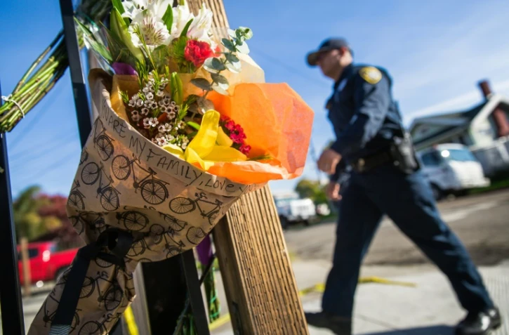 Des fleurs déposées en hommage aux victimes de l'incendie qui a ravagé un collectif d'artistes, le 4 décembre 2016 à Oakland en Californie