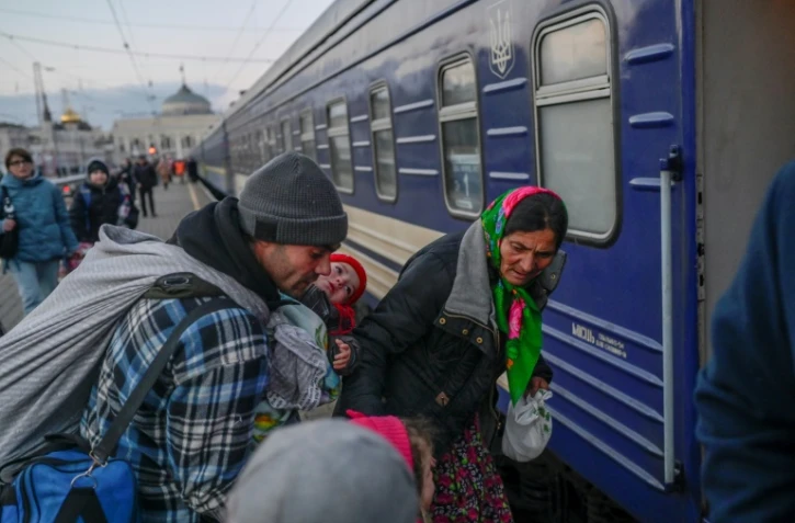Des Ukrainiens se préparent à monter à bord d'un train dans la gare d'Odessa, le 9 mars 2022