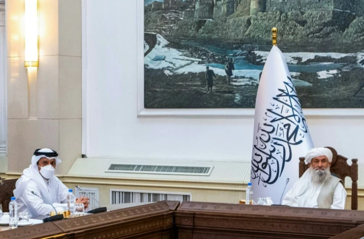 Le Premier ministre afghan Mohammad Hassan Akhund (D) le 12 septembre 2021 à Kaboul avec le ministre des Affaires étrangères du Qatar Cheikh Mohammed ben Abdulrahman Al-Thani
