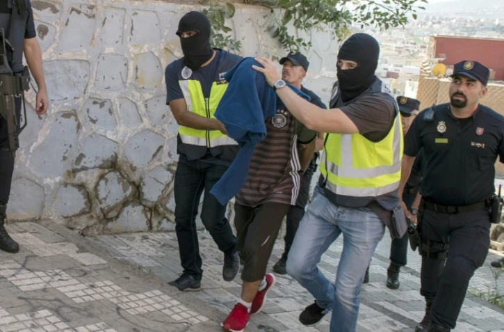 Des policiers procèdent à des arrestations dans le cadre d'une opération anti-jihadiste dans l'enclave espagnole de Melilla dans le nord du Maroc, le 6 août 2017