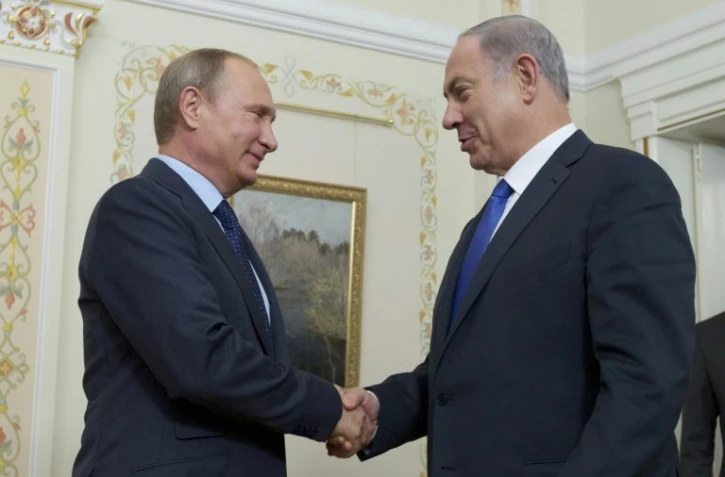 Le Président russe Vladimir Putine (g) et le Premier ministre israélien Benjamin Netanyahu à la résidence  Novo-Ogaryovo aux alentours de Moscou le 21 septembre 2015