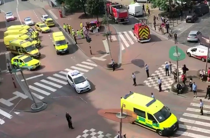 Dans cette capture d'écran prise d'une vidéo obtenue sur le compte Twitter de Victor Jay (@victorj_fr), la police et les véhicules d'urgence bloquent un carrefour de Liège le 29 mai 2018