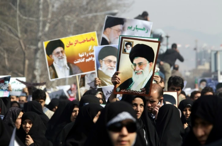 Des Iraniens manifestent en soutien au régime, brandissant notamment des portraits de l'ayatollah Ali Khamenei, le 18 février 2011 à Téhéran